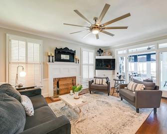 Pamlico River Vacation Rental w/ Deck & Fire Pit - Bath - Sala de estar