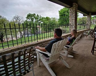 5 Bedrooms, 5.5 Baths, covered porches, hot tub, game room, walk to the square. - Glen Rose - Balcony