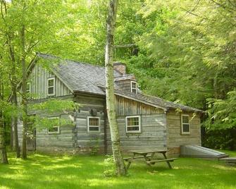 1820 Log Cabin on Private 300 acres. Mtn biking, Hiking, x-country Skiing - Uxbridge - Building