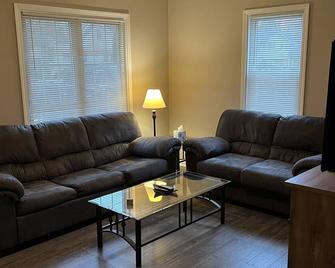 Relax close to the lakefront! Three bedroom Avon Lake retreat just steps away. - Avon Lake - Living room