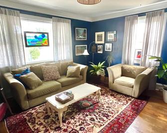 Perfect Basecamp! 3b/3bath Historic Downtown - Fayetteville - Wohnzimmer