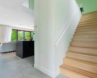 Luxurious Chalet Aube - Waterfront, Spa, Fireplace - Wentworth-Nord - Escalier