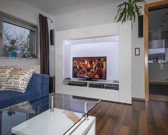 Modern, Newly Renovated - Apartment In A Quiet Location On The Outskirts, 86 M² - Neunkirchen - Pokój dzienny