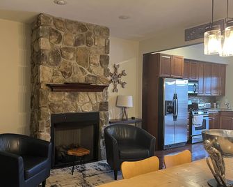 Ski ON/OFF 3 Bedroom Spacious Townhouse/newly renovated. 600 ft to lift - Hunter - Living room