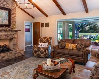 Charming Farm In Alvin Texas, with Mini Horses - Alvin - Living room
