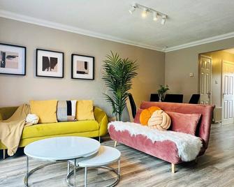Relaxing Hideaway: Chic 2RB Townhouse Urban Oasis with Free Parking - Glasgow - Living room