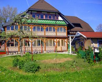 Beautiful Apartment in a Black Forest House With Conservatory - Bernau im Schwarzwald - Gebouw