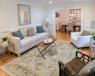 Luxurious 3 Br/2 Ba W/ Patio Deck, Wet Bar, Ping-Pong, Arcade, & King Bed - Columbia - Living room