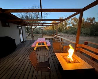 Cozy Creekside Cottage With Deck And Fir - Camp Verde - Binnenhof