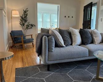 -New- Blue Magnolia Cottage -3 King Beds- Luxury - Crystal Lake - Living room
