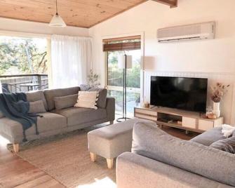 Bush Hideaway by the beach - Binalong Bay - Living room