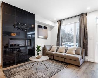 Magnifique Maison à 3mn de Marche du LAC Champlain 4 ch Idéal Pour les Familles - Venise-en-Québec - Living room