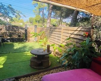 Bohemian relaxation in the shade of the pines - Saint-Cyr-sur-Mer - Patio