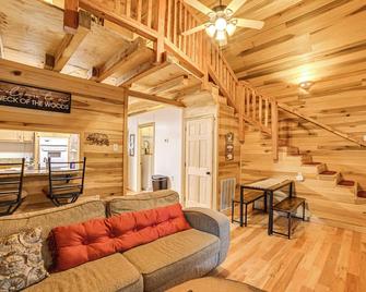 Steps to Kentucky Lake: Cozy Cabin w/ Deck! - Waverly - Sala de estar