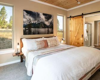 Refined Living Surrounded by Beautiful Scenery and Amazing Wildlife - Garden Valley - Bedroom