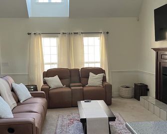 Quiet Pines by Abner. Welcome to our small cottage retreat among the pines. - Valley - Sala de estar