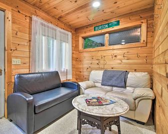 Ludlow Home w/ Hot Tub, Near Okemo Resort! - Ludlow - Sala de estar