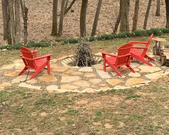 Cozy Cabin with river frontage yards from river launch for kayaking or fishing. - Cherokee Village - Patio