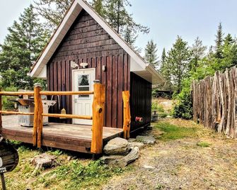 Site 03 Hunter Glamping Bunkie on Small Urban Farm - Kenora