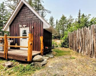 Site 03 Hunter Glamping Bunkie on Small Urban Farm - Kenora