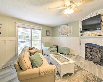 Charming Supply Home Less Than 2 Mi to Holden Beach! - Supply - Living room