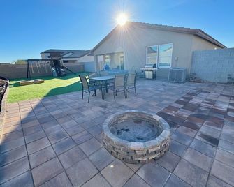 Sunny Desert Retreat 3 Bedroom - Fort Mohave - Patio