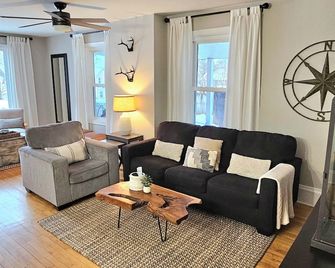 Charming East Side-Marquette Home Convenient To Beach, Nmu & Hospital - Marquette - Living room