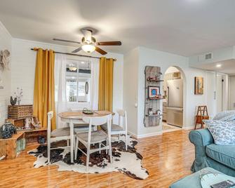 Charming Sun City Getaway Near Golf And - Sun City - Comedor