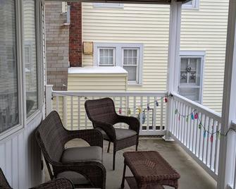 Beach Across The Street! Great Views & Location! Sleeps 10 - Wildwood - Balcony