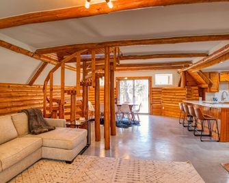 6Bdrm Cabin Beach Pool-Table Firepit! - Kingston - Living room