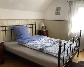 Urlaub Mitten im Lieblichen Taubertal - 80qm Wohnung mit Gemütlichem Freisitz im Garten - Bad Mergentheim - Bedroom