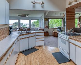 Come Aboard This Yachats Home with Ocean Views and Large Yard! - Yachats - Kitchen