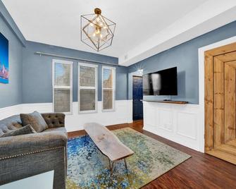 Modern 2 Bedroom in Avondale - Chicago - Living room