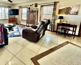 Secluded Riverfront Cabin with Bluff Views, Gated Privacy & Scenic Trail Access in Tahlequah, Oklahoma - Tahlequah - Obývací pokoj