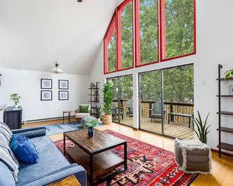 Modern Chalet Cabin w Hot Tub, Deck&Grill, & WiFi! - Inwood - Living room
