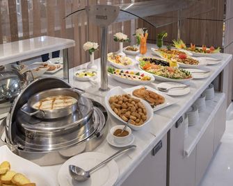 Corp Executive Hotel Doha Suites - Doha - Buffet