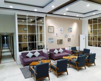 Triizz Hotel Semarang - Semarang - Lobby
