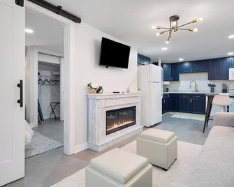 Marietta Square Suites - Suite2 - Modern Apartment - Marietta - Stue