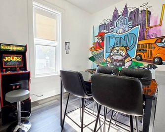 Buckeye Sports | Mins to Cp & Sf | King/Wd/Pet Ok - Sandusky - Living room