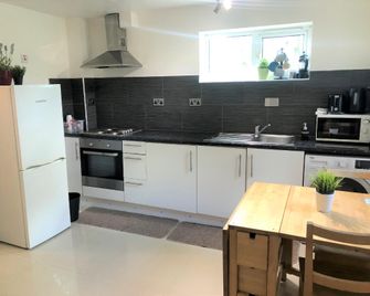 Apple House Guesthouse Heathrow Airport - Hayes - Kitchen