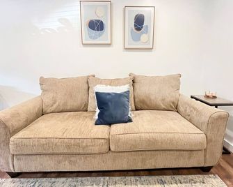 Convenient & Modern 2 Bed Apt Free Wi-Fi & Parking - Pikeville - Living room