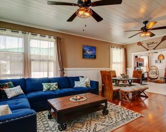 New Paddler's Inn- 3br Hilo Downtown - Hilo - Living room