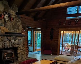Lakefront 3BR Log Cabin w/ Dock and Fire Pit - Rindge - Sala de estar