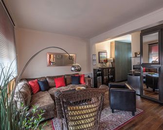 Petit Hôtel - Café Krieghoff - Québec City - Living room