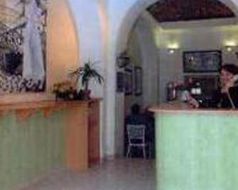 Hôtel Univers Bastia Corse - バスティア - フロントデスク