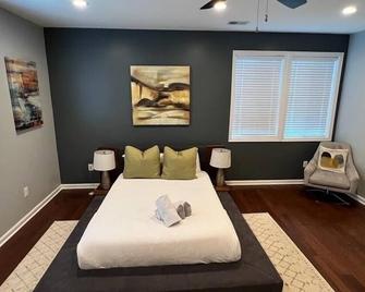 Inauguration! 15 Min To DC 10 Min To Tyson’s 4bed+den3.5ba Garage Sleeps 10 - Falls Church - Bedroom