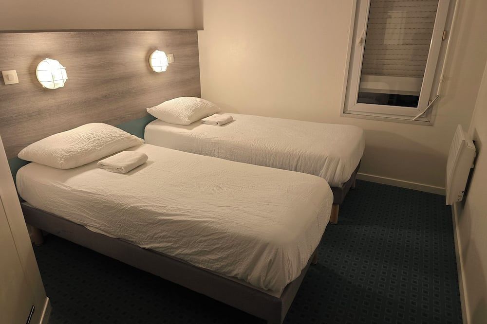 بريت هوتل إسينتيل بويتيير - جير دو فوتوروسكوب - بواتييه - غرفة نوم