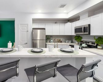 Contemporary-3 Bedroom-Rooftop in the Heart of Downtown Conroe - Conroe - Кухня