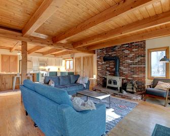 Cozy Mt. Home Tucked Away yet Close to Everything! - Intervale - Living room