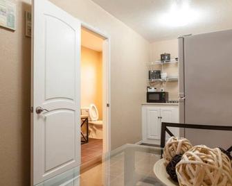 Cozy Studio. Near Everything! - Azusa - Kitchen